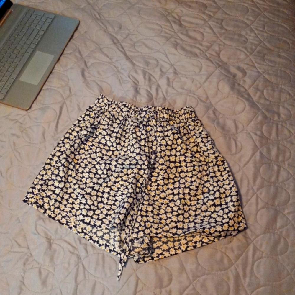 Emery Rose size medium light floral shorts